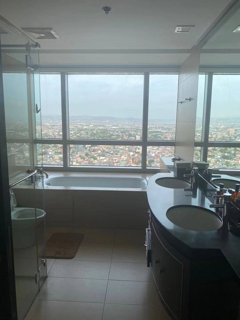 One Serendra  east tower 3室一手出租
